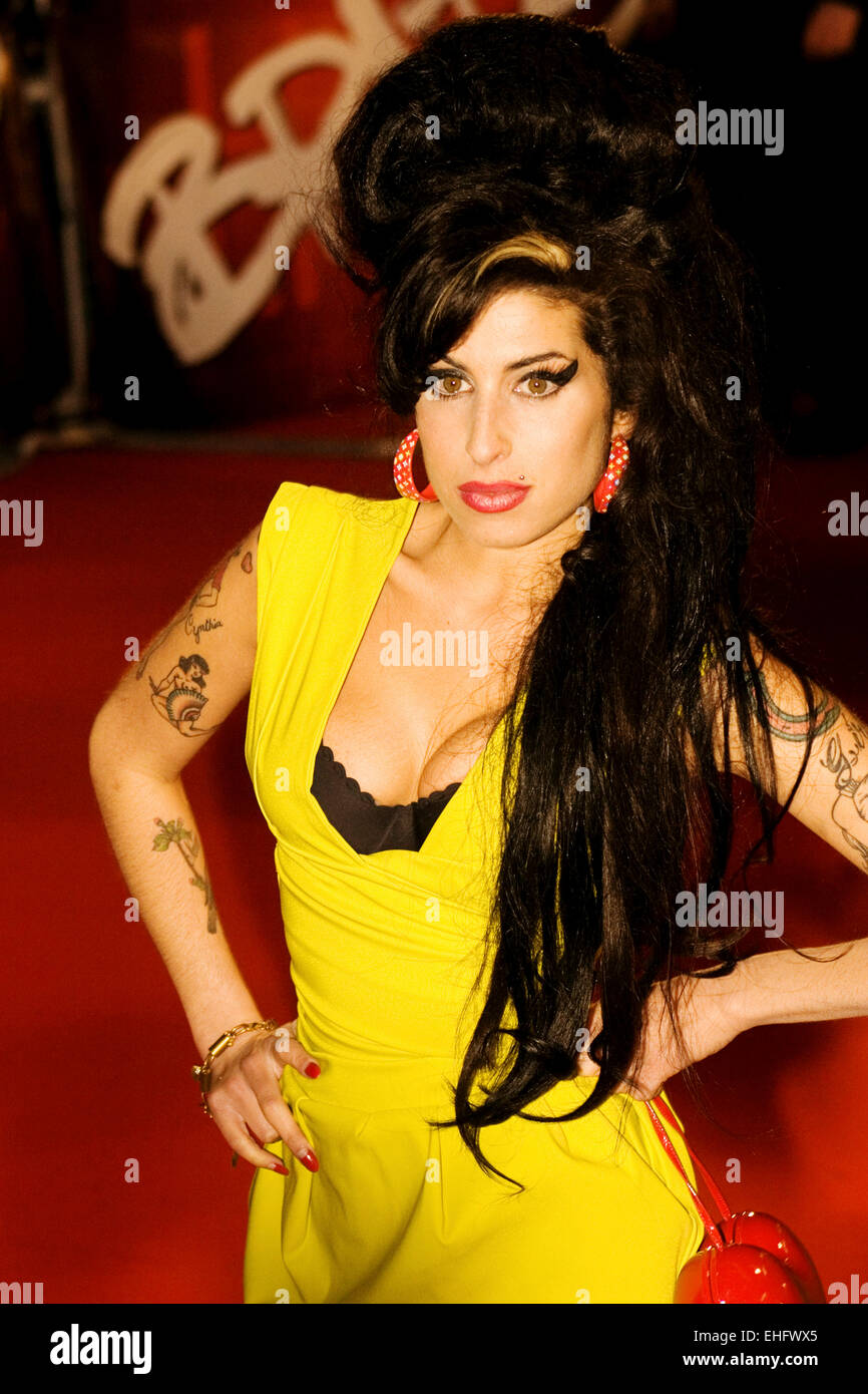 Amy Winehouse arrive au Brit Awards à Londres. Banque D'Images
