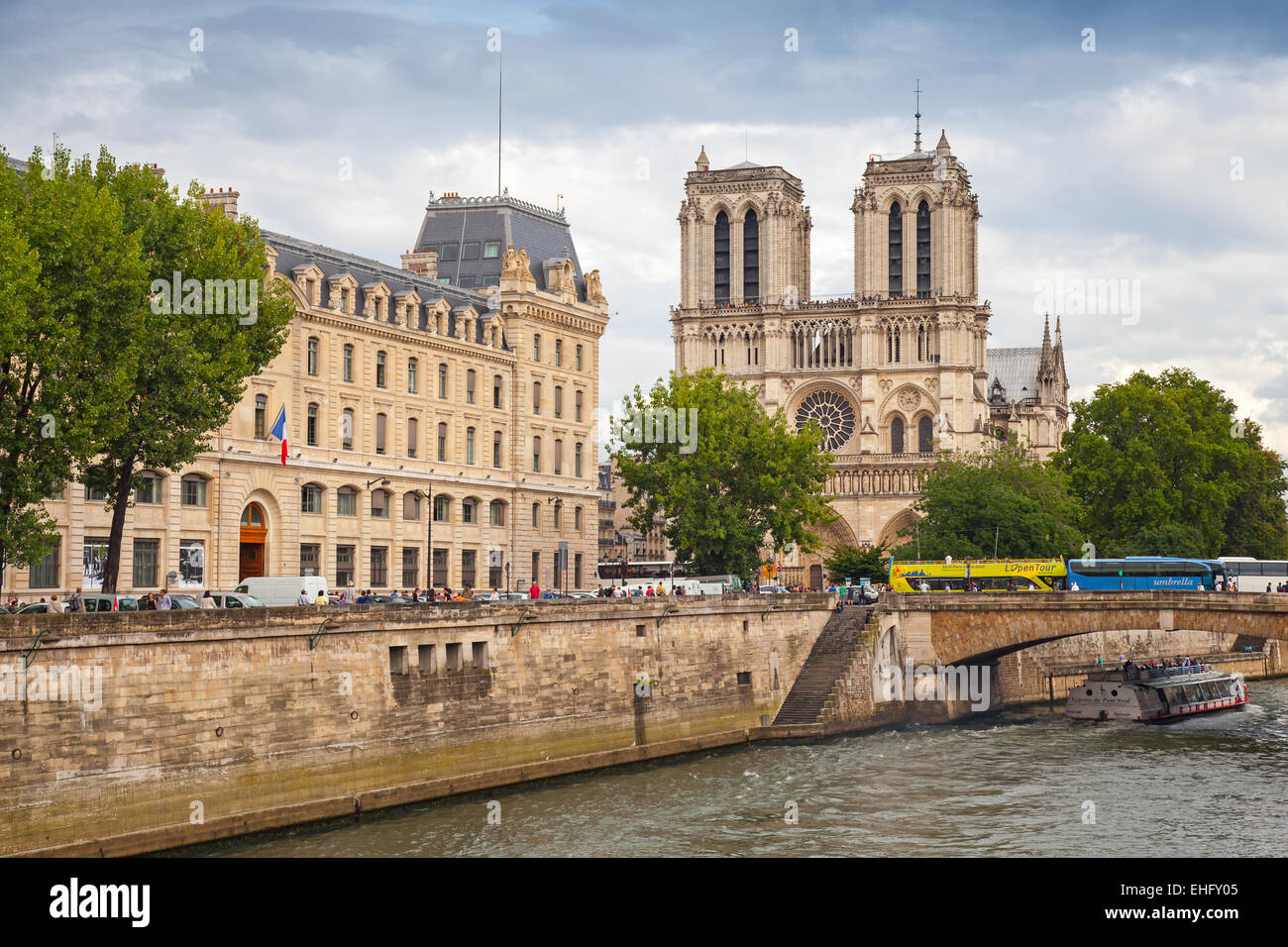 Paris, France - 07 août 2014 : Notre Dame de Paris. La ville la plus populaire avec des gens qui marchent Banque D'Images