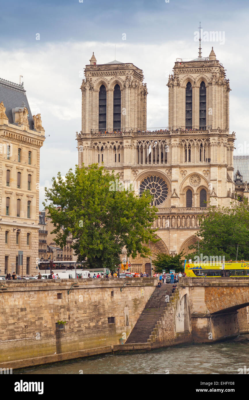 Paris, France - 07 août 2014 : photo verticale de la cathédrale Notre Dame de Paris. Les plus populaires de la ville avec les gens Banque D'Images