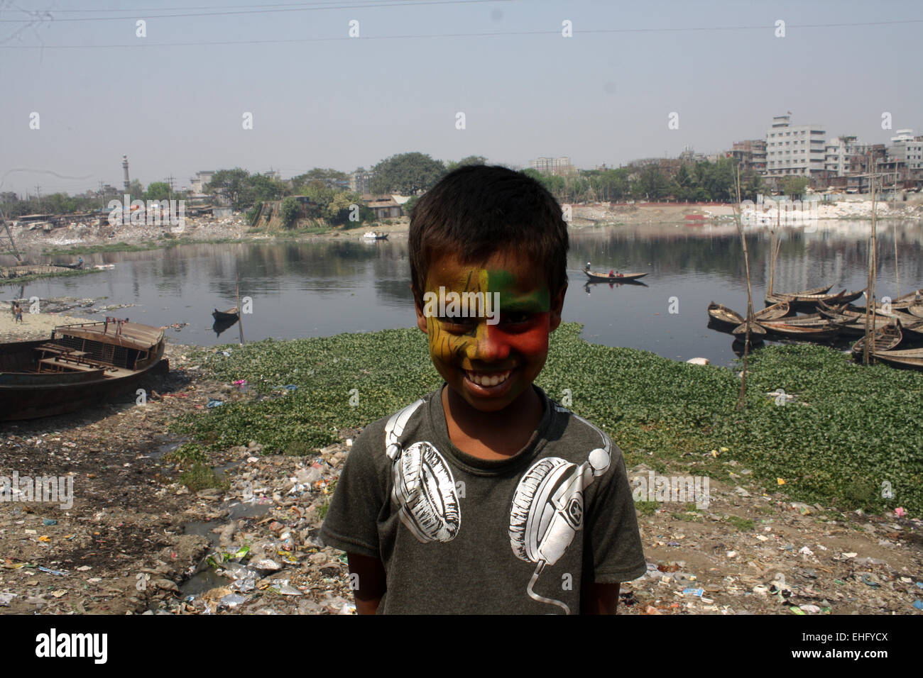 Dhaka, Bangladesh. 13Th Mar, 2015. Portrait de Riverside enfant. La pollution de l'eau dans la rivière Buriganga a atteint des niveaux alarmants. Mamunur Rashid/crédit : Alamy Live News Banque D'Images