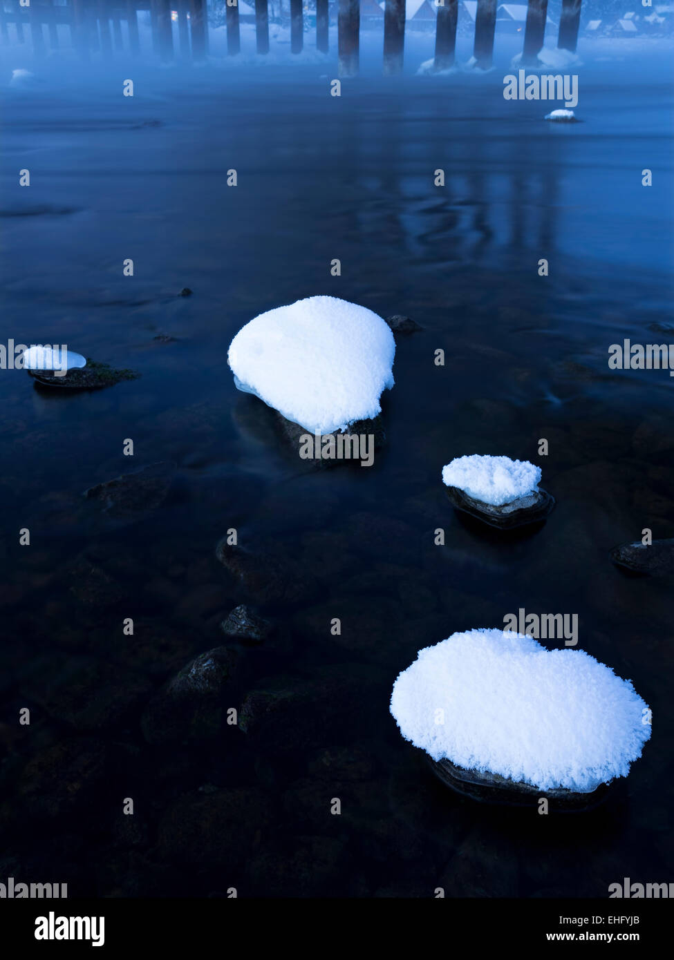 La neige des pierres dans l'eau. Lac Teletskoye, République de l'Altaï, en Russie Banque D'Images