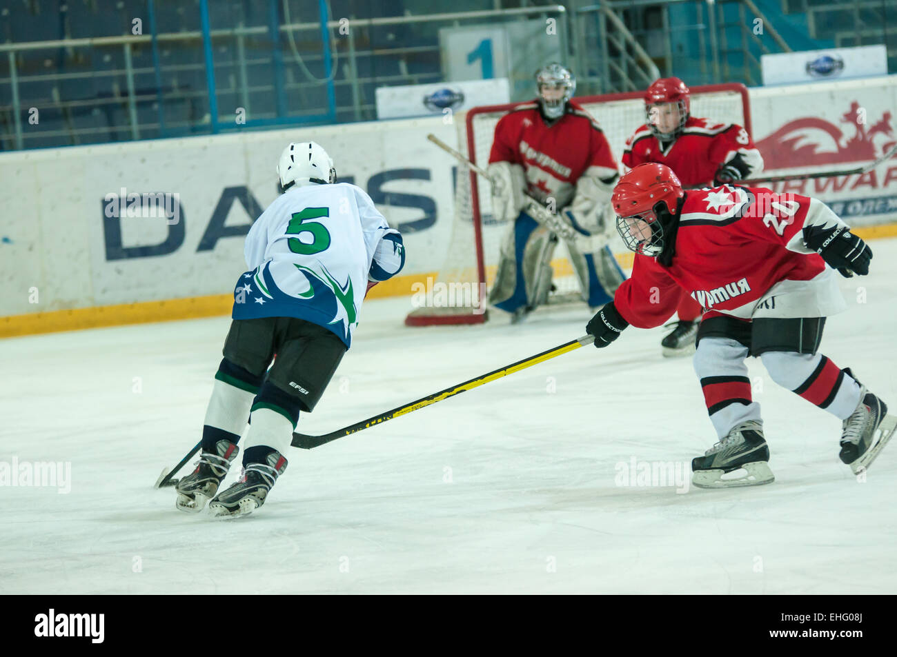 Orenbourg, région d'Orenbourg, Russie - 13.03.2015 : Un match de hockey entre les équipes de la région de Kirov, et République d'Oudmourtie sur 3 p Banque D'Images