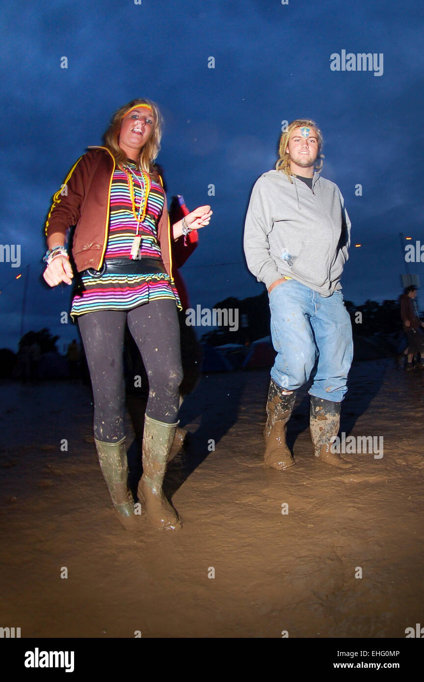 Couple dans la boue à l'wellies Glade Festival. Banque D'Images