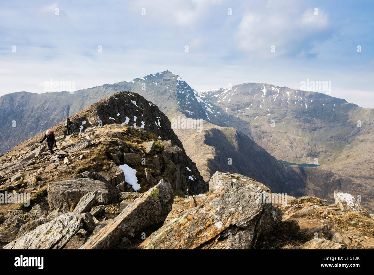 Vue sur le mont Snowdon depuis le sentier menant à la montagne y Lliwedd dans les montagnes du fer à cheval Snowdon du parc national de Snowdonia (Eryri), au nord du Pays de Galles, au Royaume-Uni, en Grande-Bretagne Banque D'Images