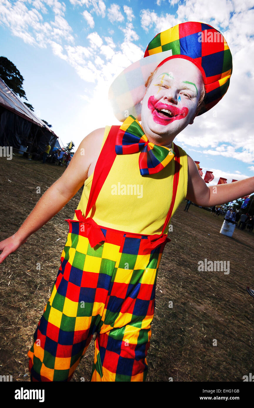 Guy vêtu d'un costume de clown à la Glade Festival 2008. Banque D'Images