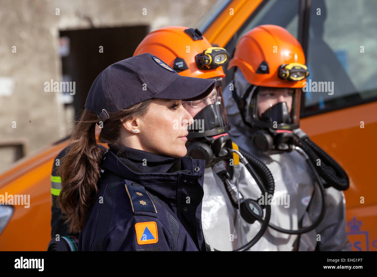 Hedehusene, au Danemark. 13 mars, 2015. La princesse Marie visite le Danish Emergency Management Agency, DEMA, où il est présenté à l'agence de produits chimiques dangereux et la réponse. Ici on la voit avec les sauveteurs en clôture de protection, qu'ils utilisent en Sierra Leone au cours de la crise d'Ebola Crédit : OJPHOTOS/Alamy Live News Banque D'Images