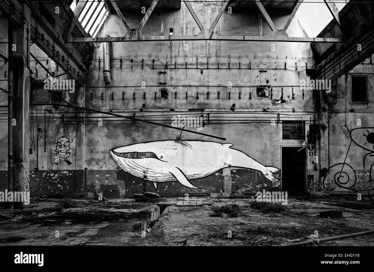 Baleine géante murale sur mur d'usine abandonnée Banque D'Images