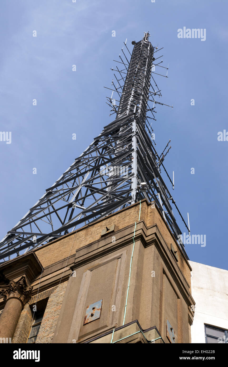 Vue sur le mât de télévision BBC, au-dessus de l'aile de l'Alexandra Palace. Banque D'Images