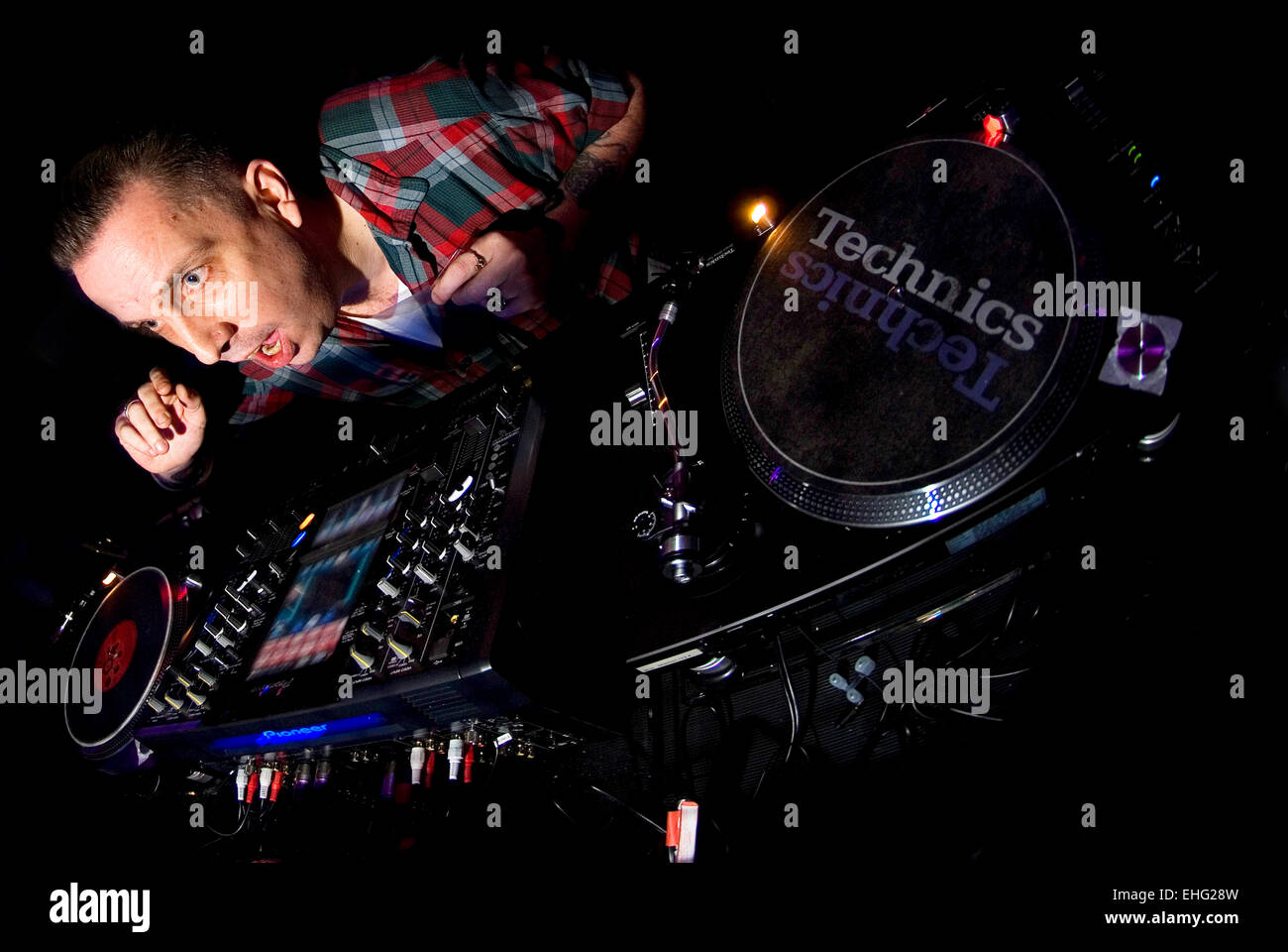 Andrew Weatherall DJing à affaire à Londres. Banque D'Images