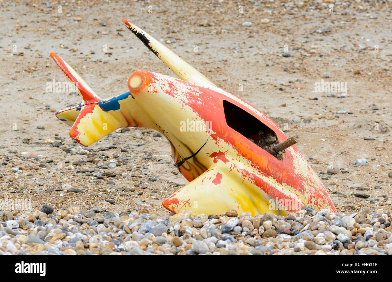 Partie d'un parc d'ride coincé dans les galets sur une plage. Banque D'Images