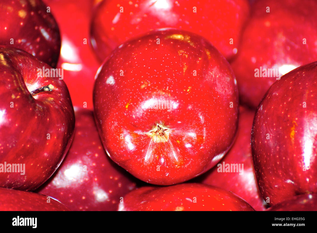 Rote Äpfel im Korb Banque D'Images