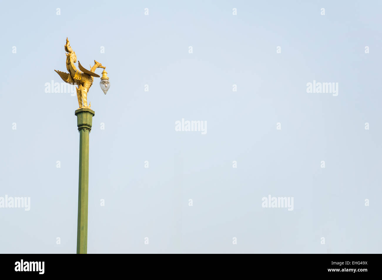 Statue poteau traditionnel d'oiseaux thai sky Banque D'Images