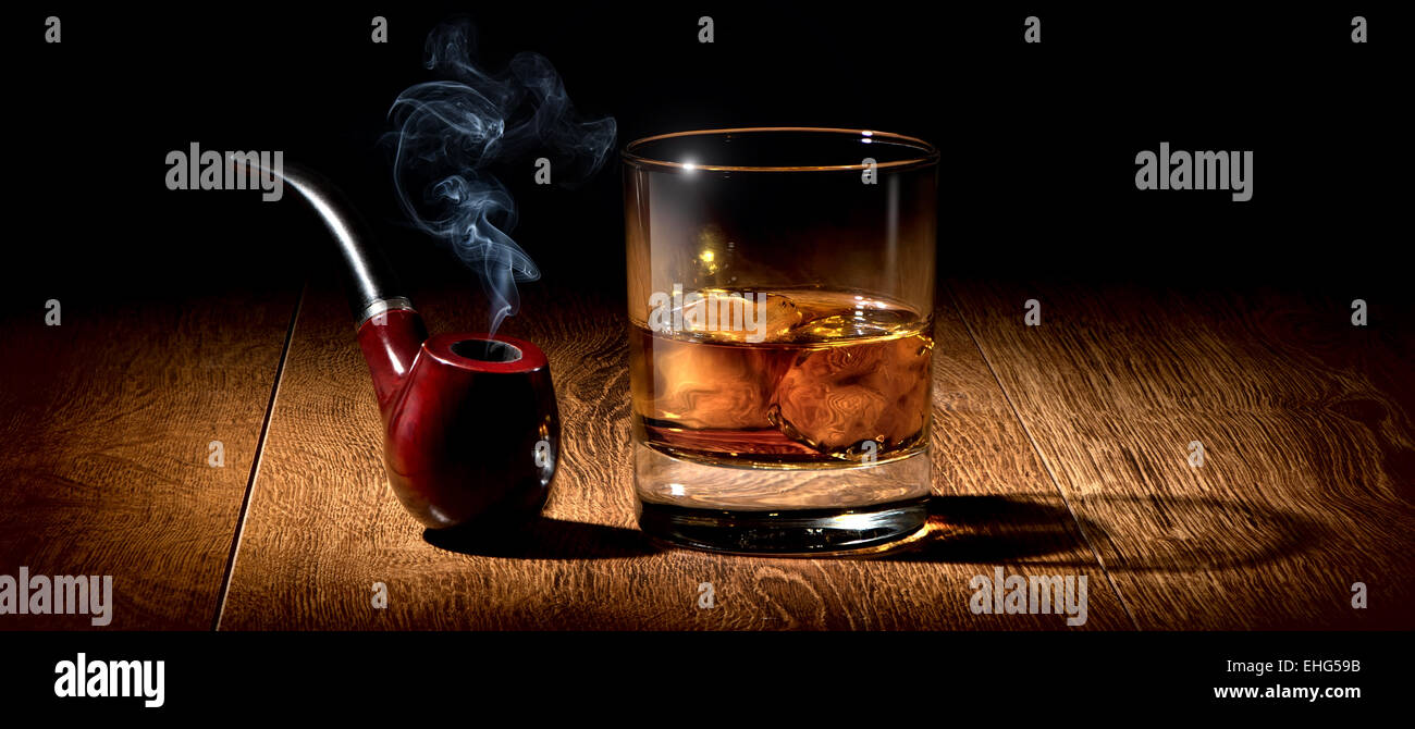 Pipe et verre de scotch sur la table en bois Banque D'Images