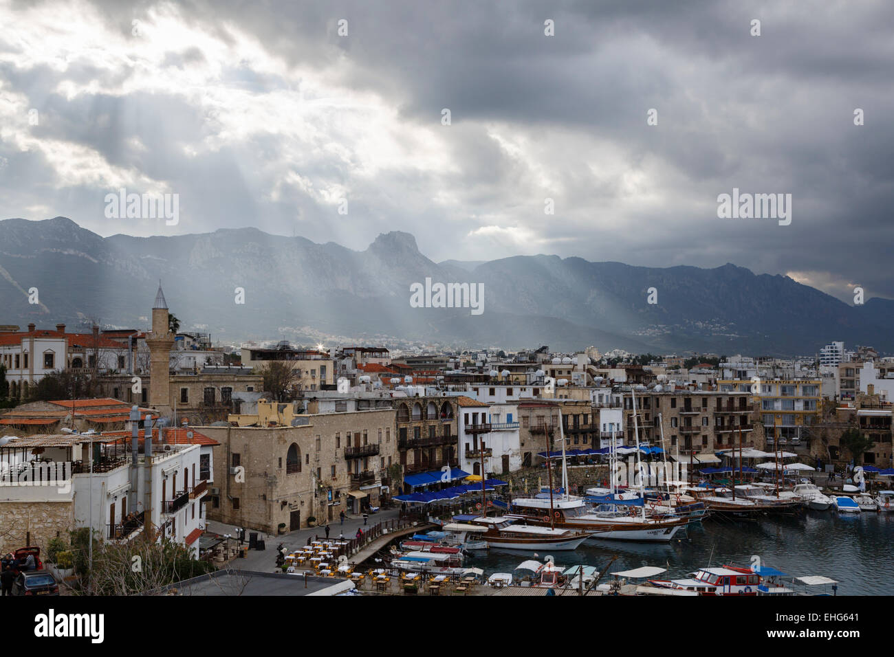 Vue sur le port du château à Girne (Kyrenia), Chypre du Nord Banque D'Images