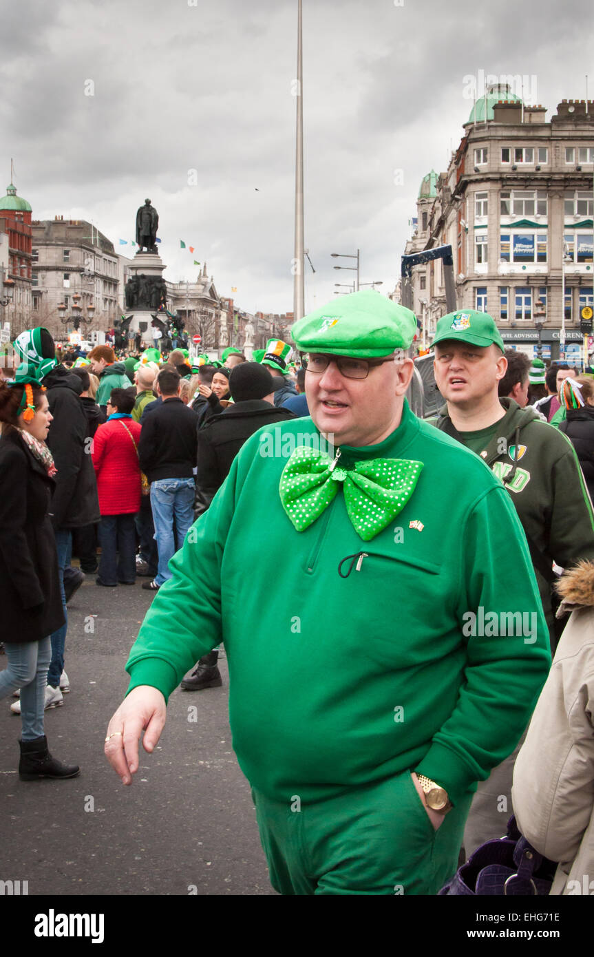 Un grand homme portant un chapeau irlandais vert et vert vêtements lors de la célébration de la St Patrick sur O'Connell Street, Dublin, Irlande Banque D'Images