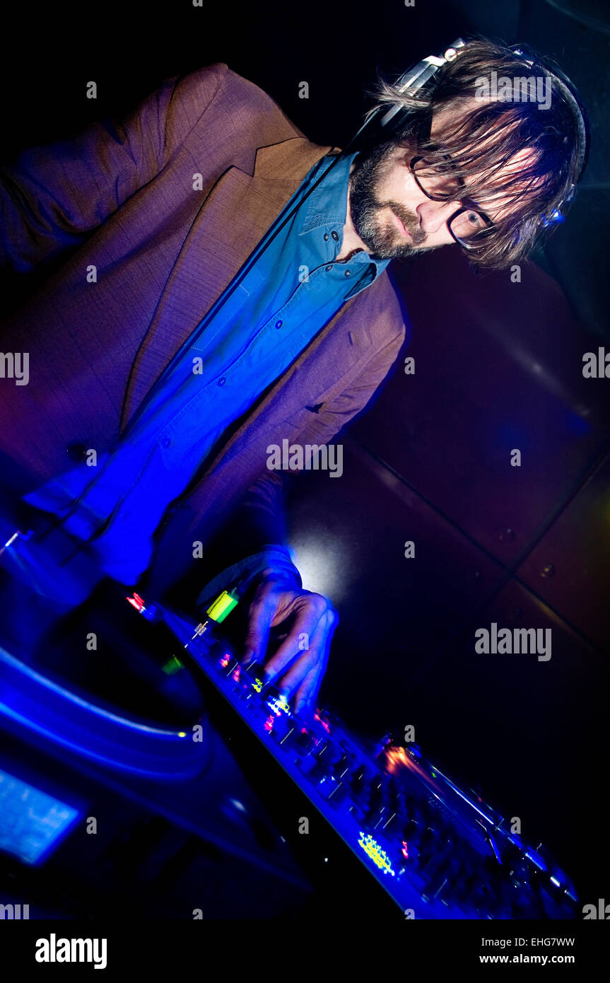 Jarvis Cocker DJing à Londres par câble. Banque D'Images