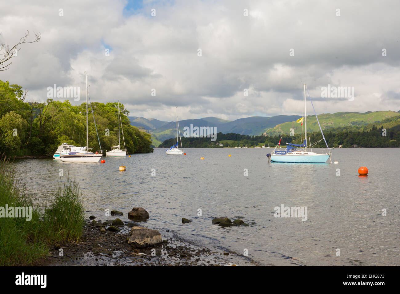 Bateaux à voile sur un lac avec des montagnes en arrière-plan Banque D'Images