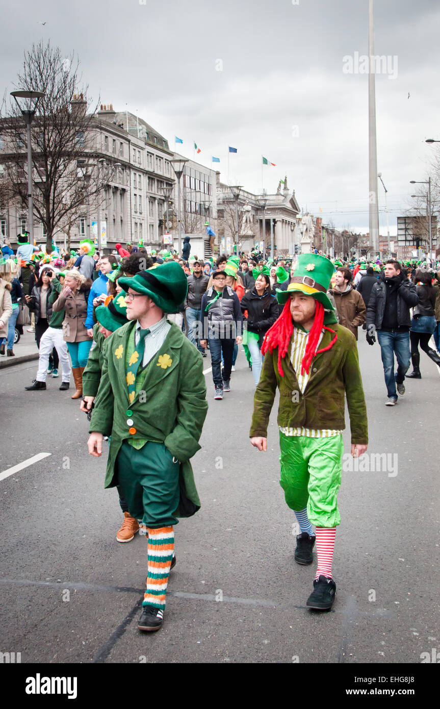 Trois hommes portant des chapeaux et vêtements farfadet marcher dans O'Connell Street à Dublin au cours des célébrations de la St Patrick Banque D'Images