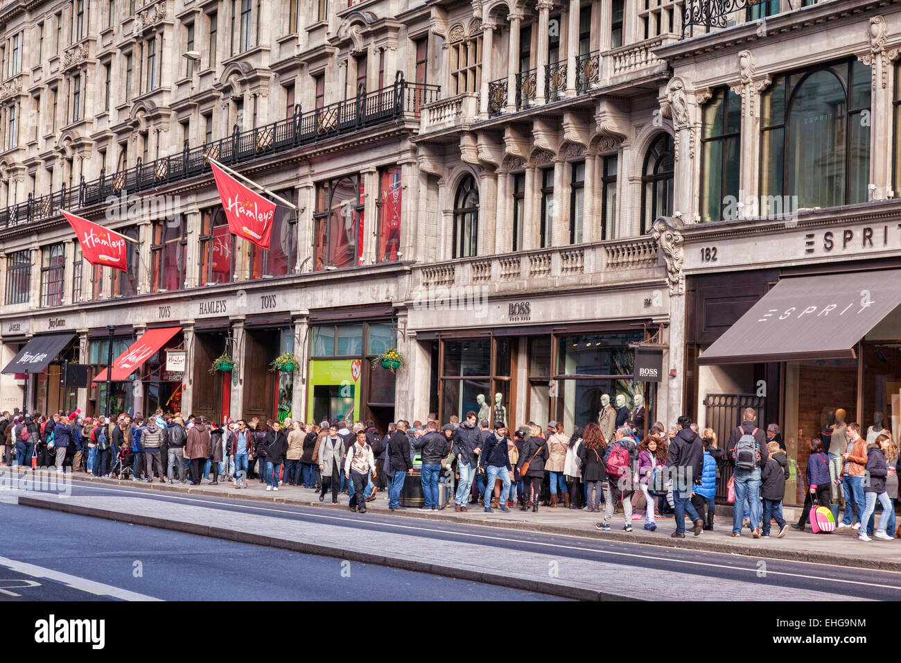 La Foule de visiteurs de Regent Street, Londres, Angleterre, sur un après-midi d'hiver. Banque D'Images