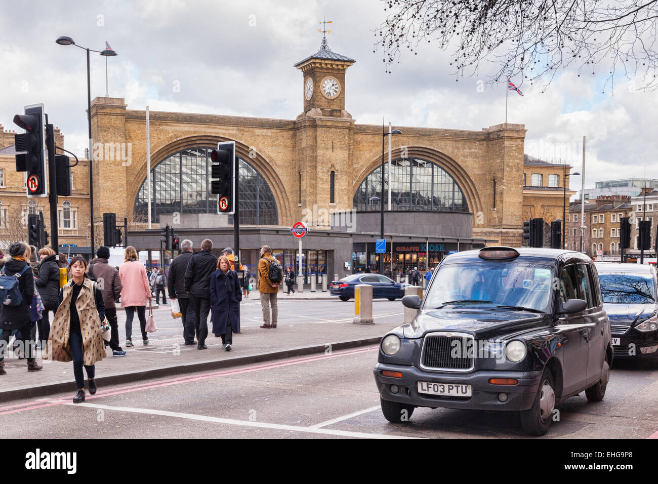 La gare de King's Cross, Londres, Angleterre, avec les taxis, les gens et au trafic sur une journée d'hiver. Banque D'Images