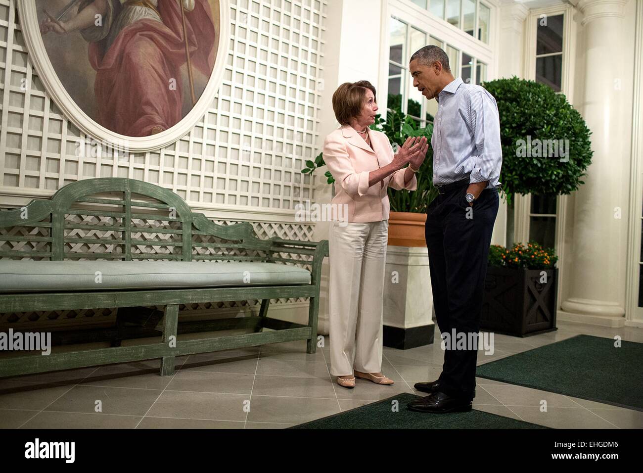 Le président américain Barack Obama parle avec le chef de la minorité de la Chambre Nancy Pelosi dans le jardin de l'Ouest à la suite de la Chambre pique-nique du Congrès à la Maison Blanche le 16 septembre 2014 à Washington, DC. Banque D'Images