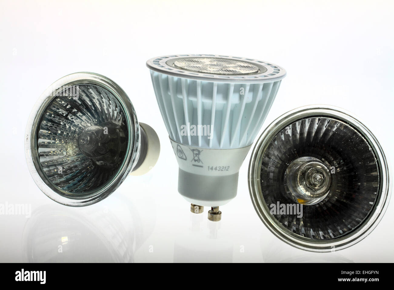 Projecteurs à LED et halogène peut être utilisé pour illustrer la  différence entre la consommation d'énergie de différents types d'ampoule  Photo Stock - Alamy