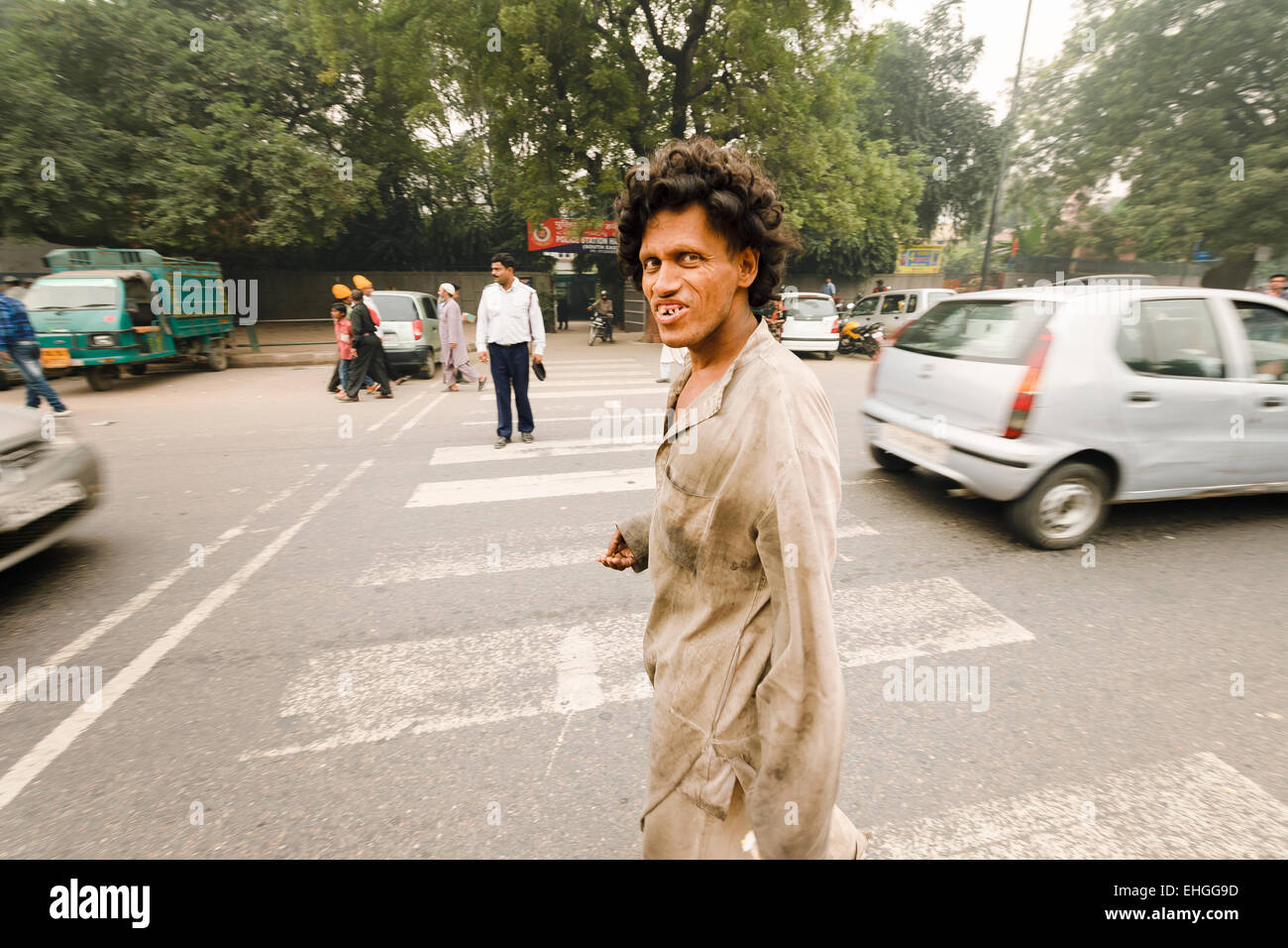 Un mendiant dans les vêtements sales près de Nizamuddin, New Delhi. Banque D'Images