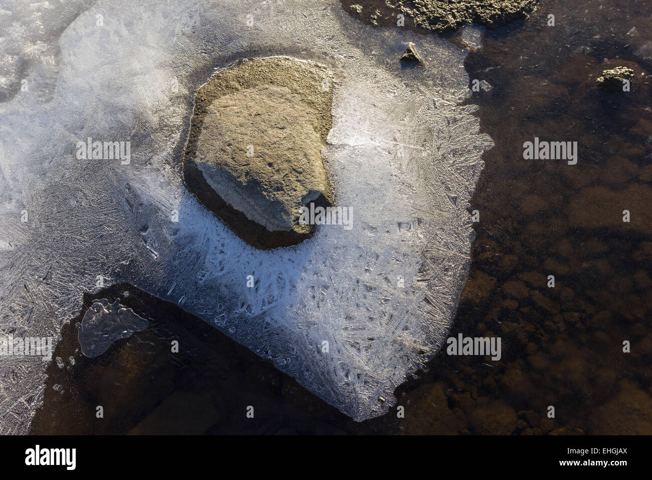Roche, l'eau gelée et de cristaux de glace dans un lac vu du dessus à la lumière du jour Banque D'Images