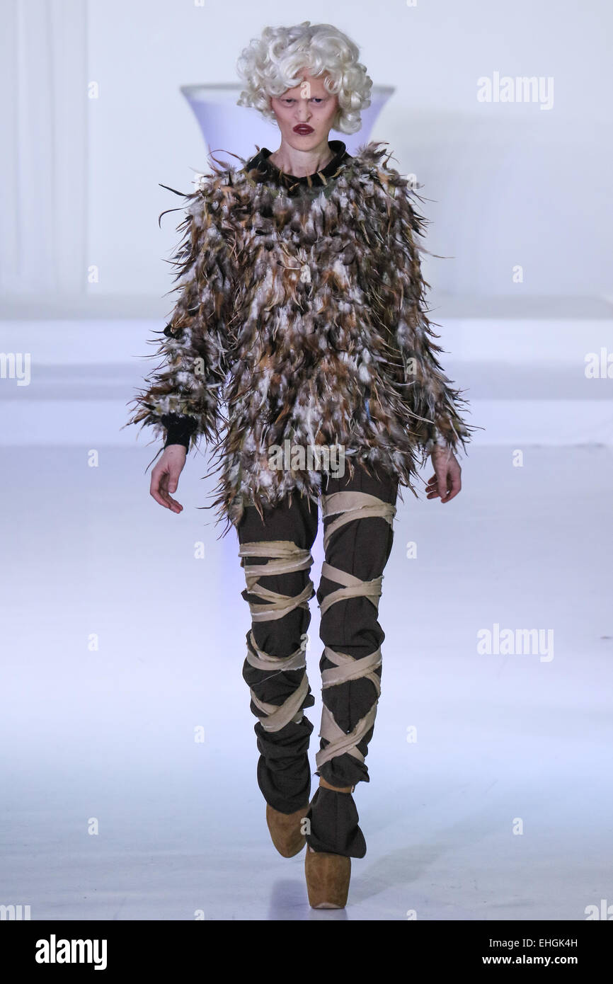 Un model à Nina Athanasiou Piste à MBFW Automne 2015 Banque D'Images