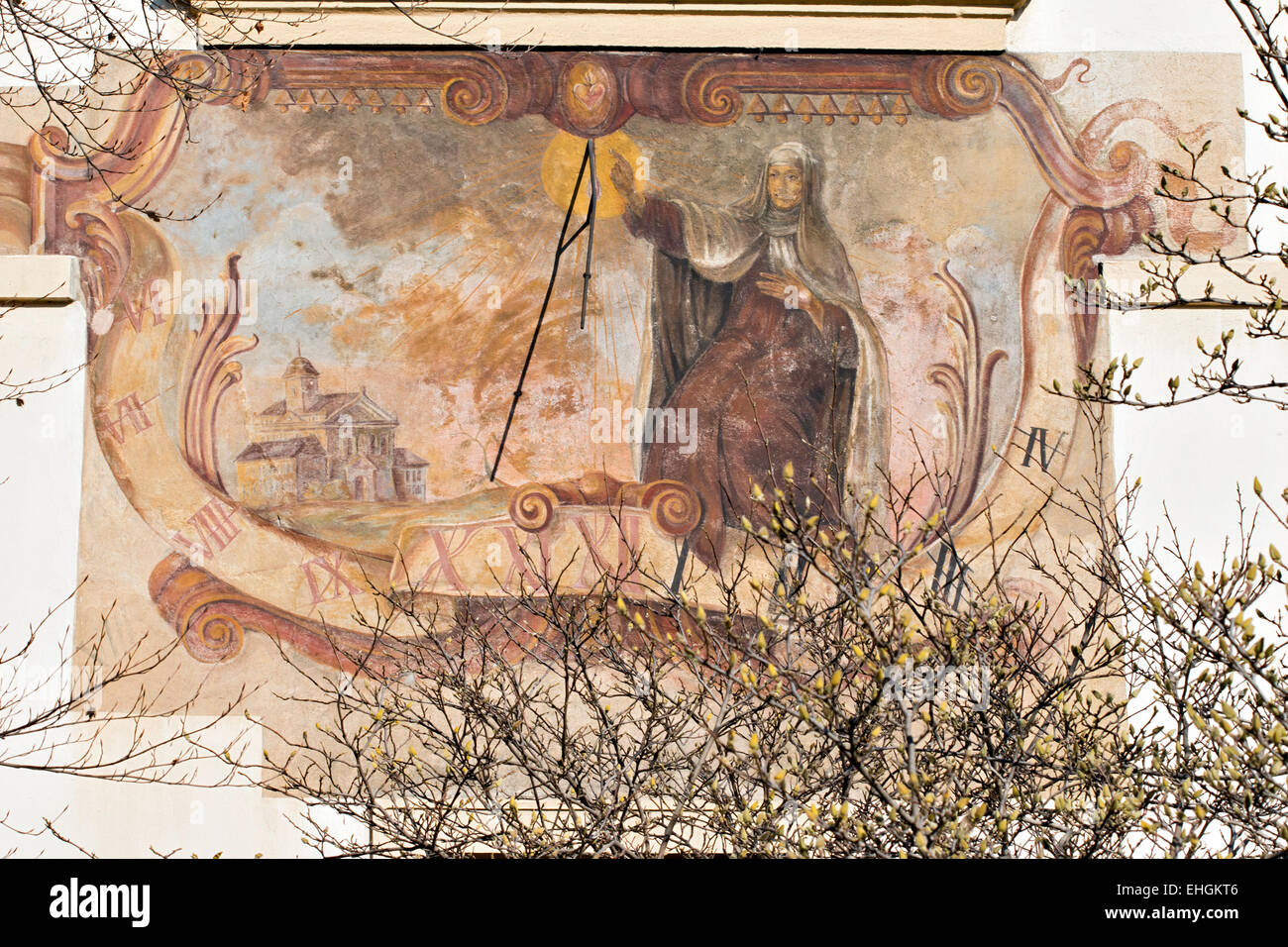 Vieille horloge du soleil sur le mur Banque D'Images