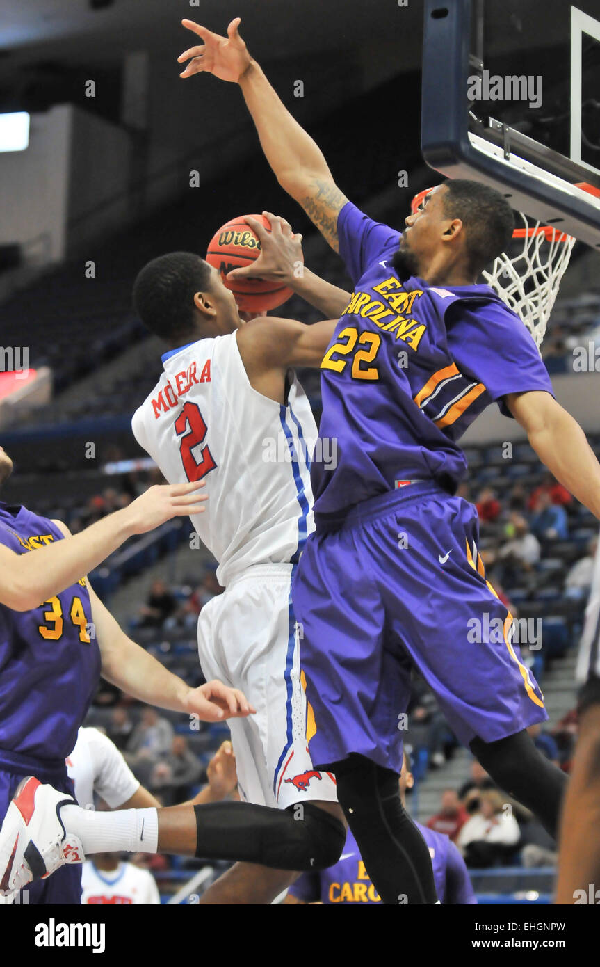 Hartford, Connecticut, USA. 13Th Mar, 2015. 13 mars 2015 : Yanick Moreira(2) de SMU et Roberts-Campbell Paris(22) de East Carolina en action au cours de la Conférence américaine de basket-ball de NCAA Tournoi jeu entre la SMU Mustangs et l'East Carolina Pirates au XL Center à Hartford, CT. Gregory Vasil/CSM Crédit : Cal Sport Media/Alamy Live News Banque D'Images