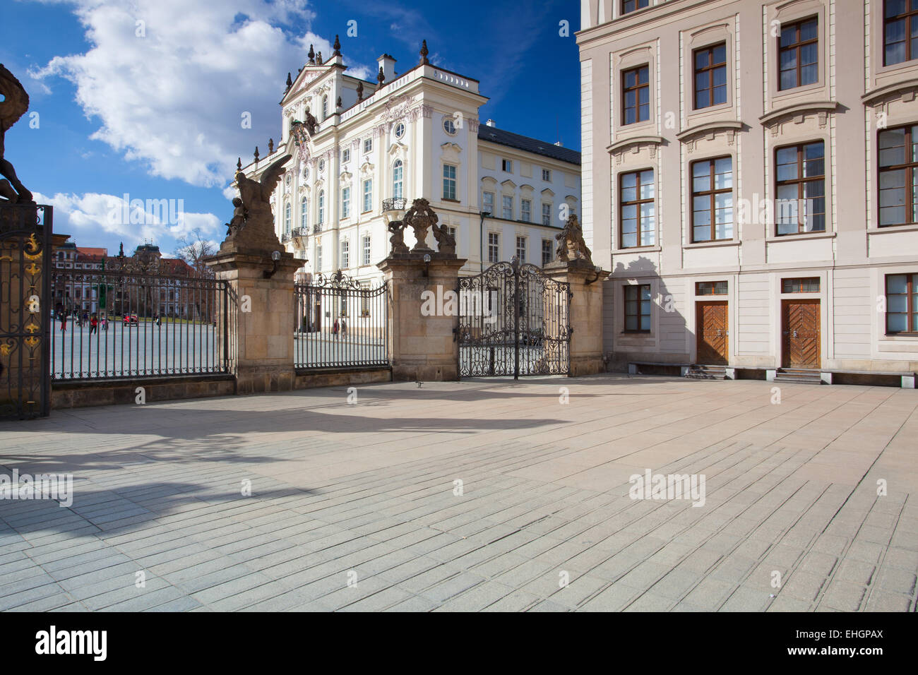 Prague, République tchèque - Mars 4,2015:Vue sur palais des archevêques de la première cour du château de Prague. Dans la première Courtyar Banque D'Images