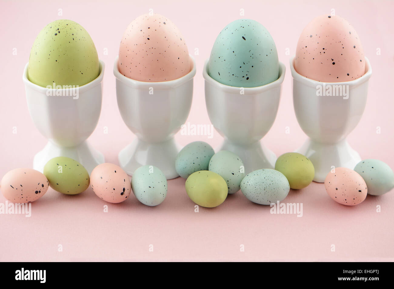 Faits à la main les oeufs de Pâques colorés en blanc en format horizontal eggcups Banque D'Images