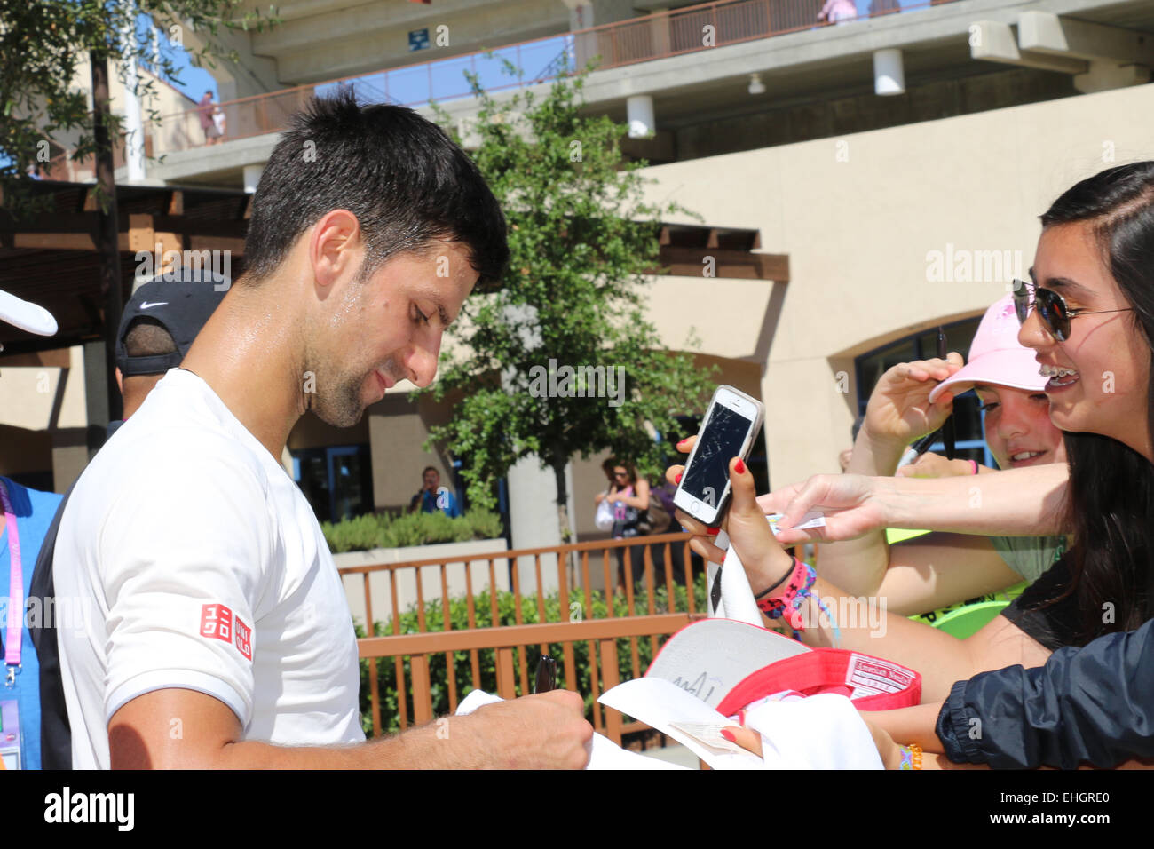 Indian Wells, le 13 mars 2015, classée numéro un joueur de tennis Serbe Novak Djokovic, signe des autographes au BNP Paribas Open. Credit : Lisa Werner/Alamy Live News Banque D'Images