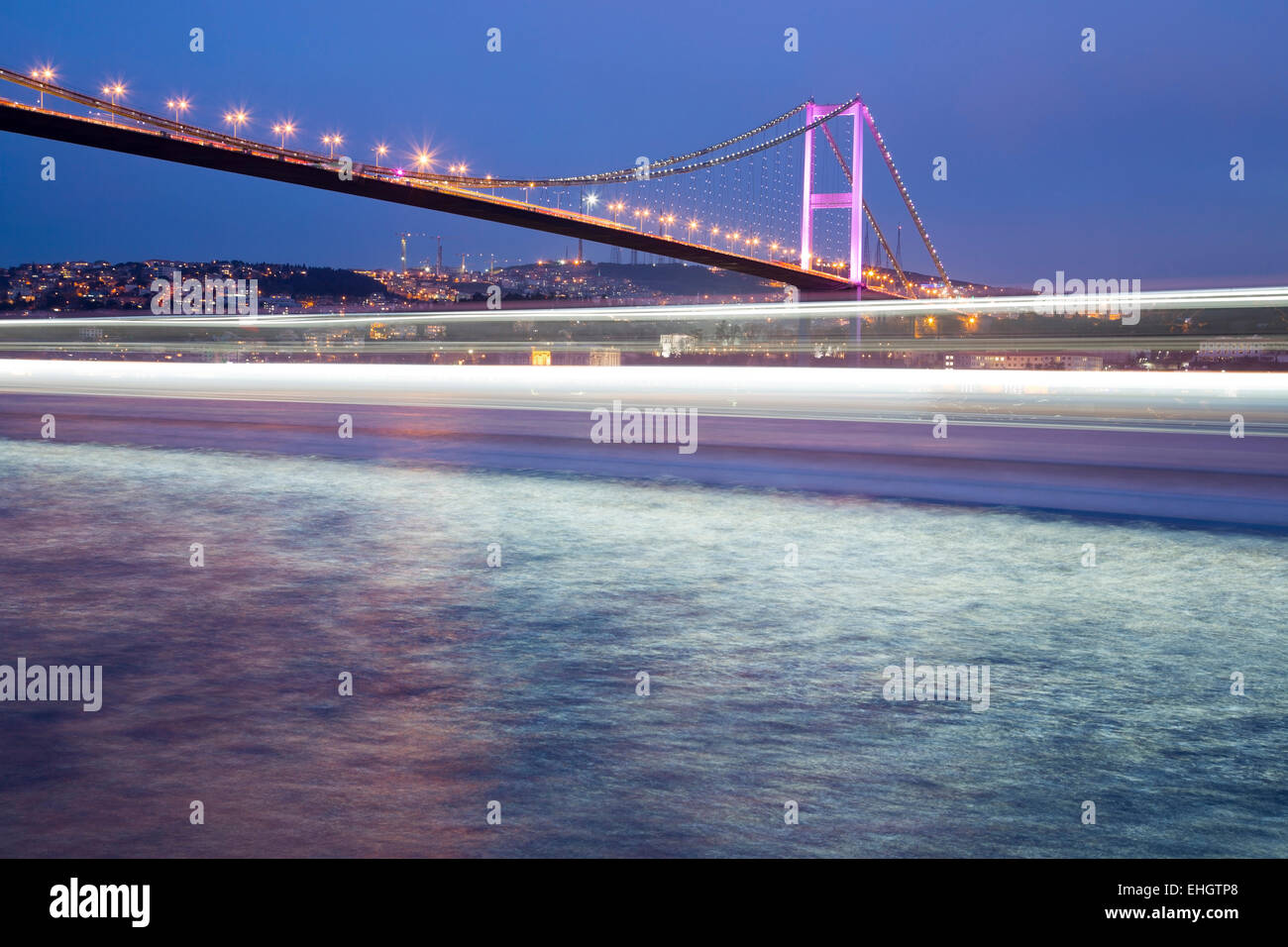 Bosporus Bridge at night à partir de la côte d'Ortakôy Istanbul, Turquie Banque D'Images
