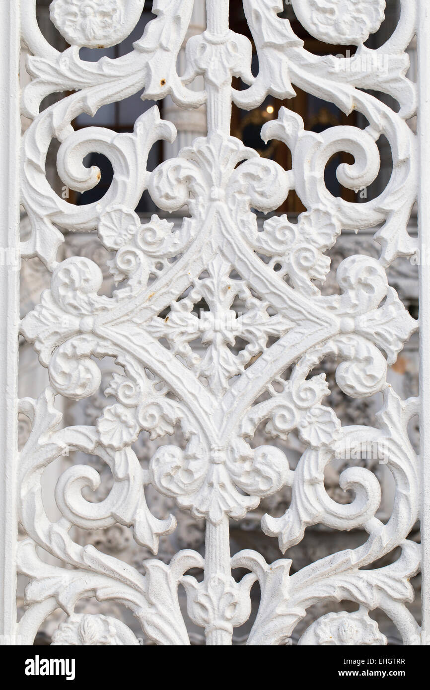 Modèle en métal forgé blanc, motifs porte de jardin ottoman historique Banque D'Images