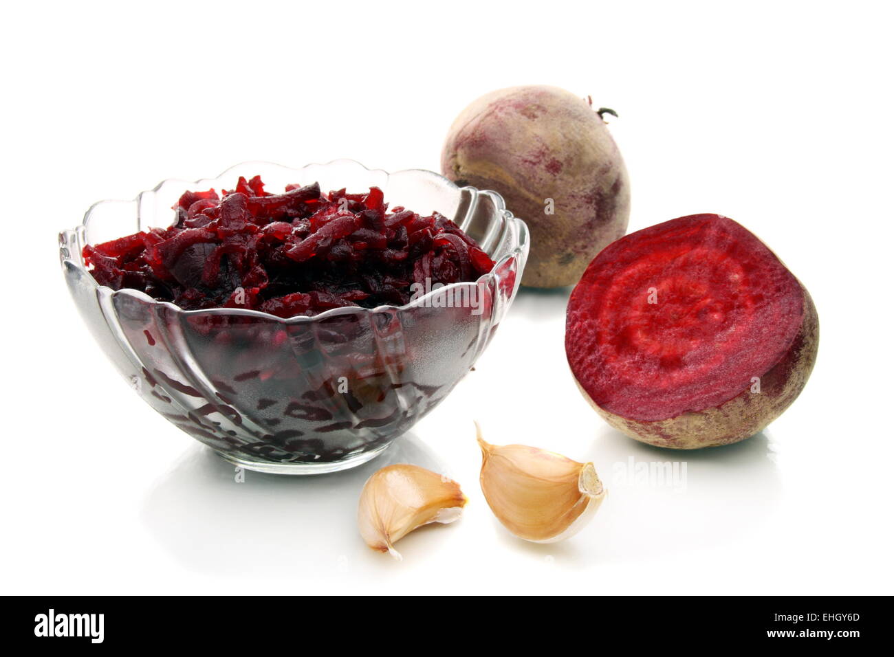 Salade de betteraves rôties dans saladier en verre. Banque D'Images