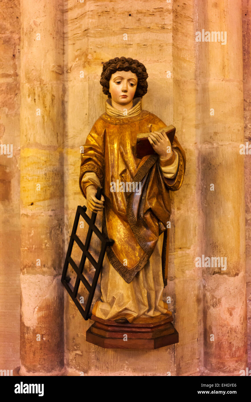 La figure d'un jeune moine dans la Cathédrale d'Erfurt. Banque D'Images