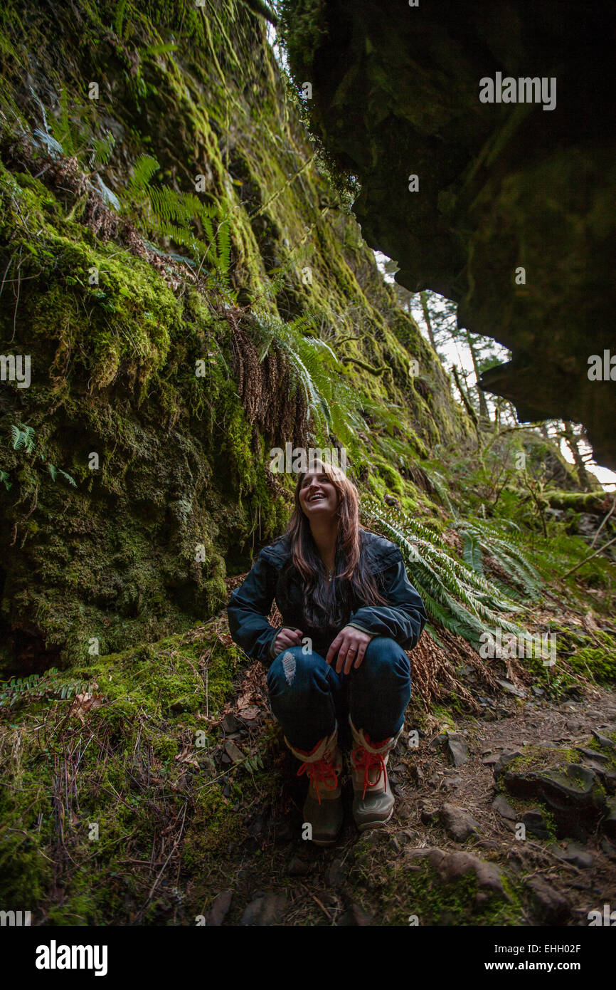 Aventurier femelle bénéficiant du plein air Banque D'Images