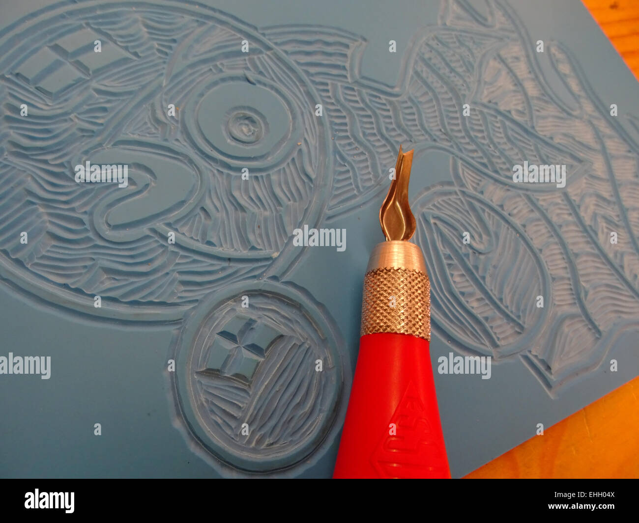 Un poisson inachevé lino-coupé à l'atelier d'art Banque D'Images