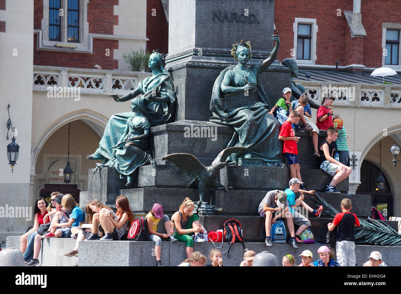 Jeunes au monument à Cracovie Banque D'Images