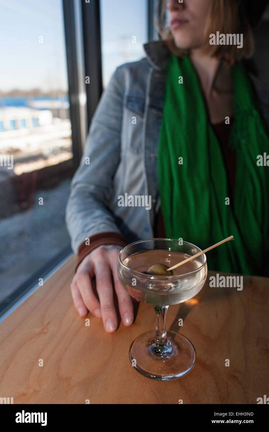 Une femme avec un Martini. Banque D'Images