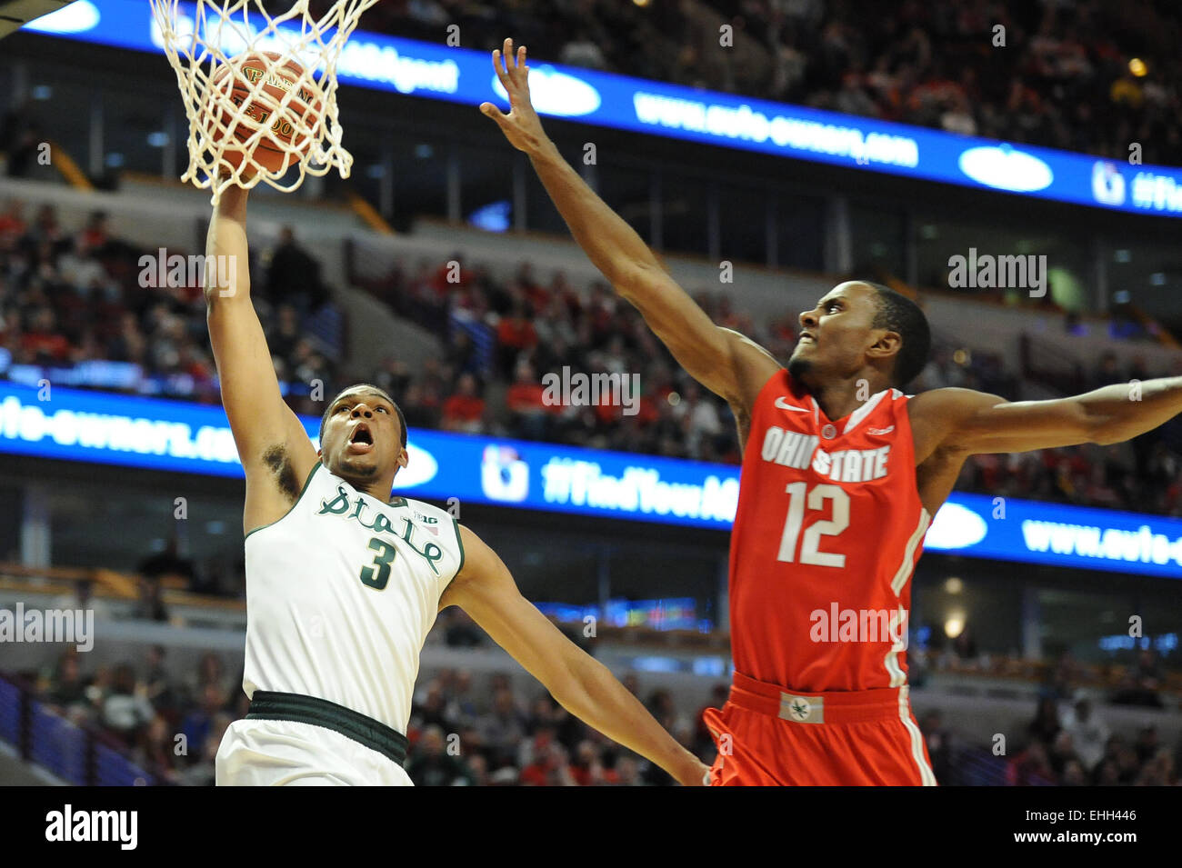 Chicago, Illinois, USA. 13Th Mar, 2015. Michigan State Spartans guard Alvin Ellis III (3) va jusqu'à l'Ohio State Buckeyes tourné avec l'avant Sam Thompson (12) au premier semestre 2015 au cours du grand tournoi de basket-ball de dix hommes match entre l'Ohio State Buckeyes et la Michigan State Spartans au United Center de Chicago, IL. Patrick Gorski/CSM/Alamy Live News Banque D'Images