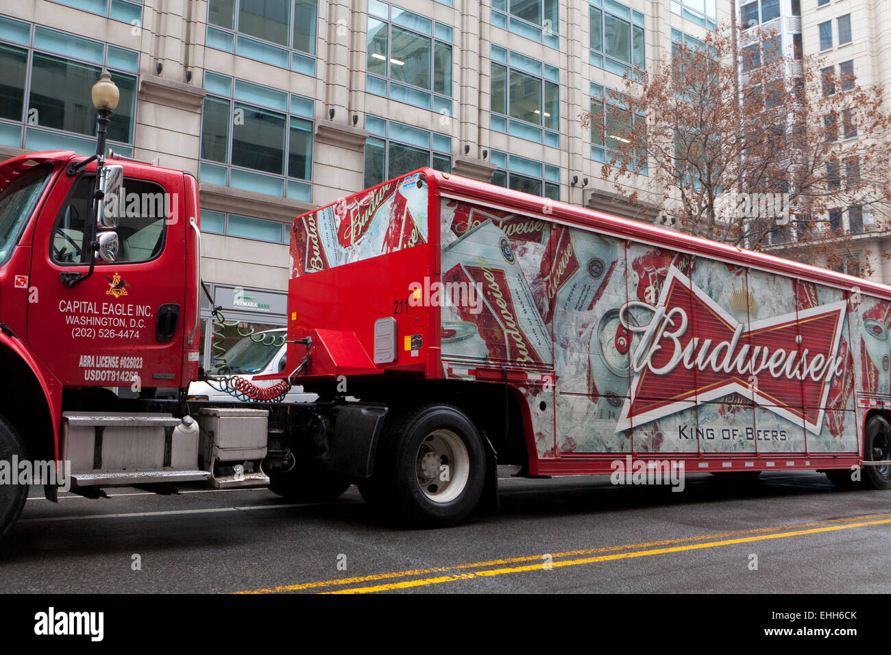Camion de livraison de bière Budweiser garé en face du bâtiment de bureaux - USA Banque D'Images