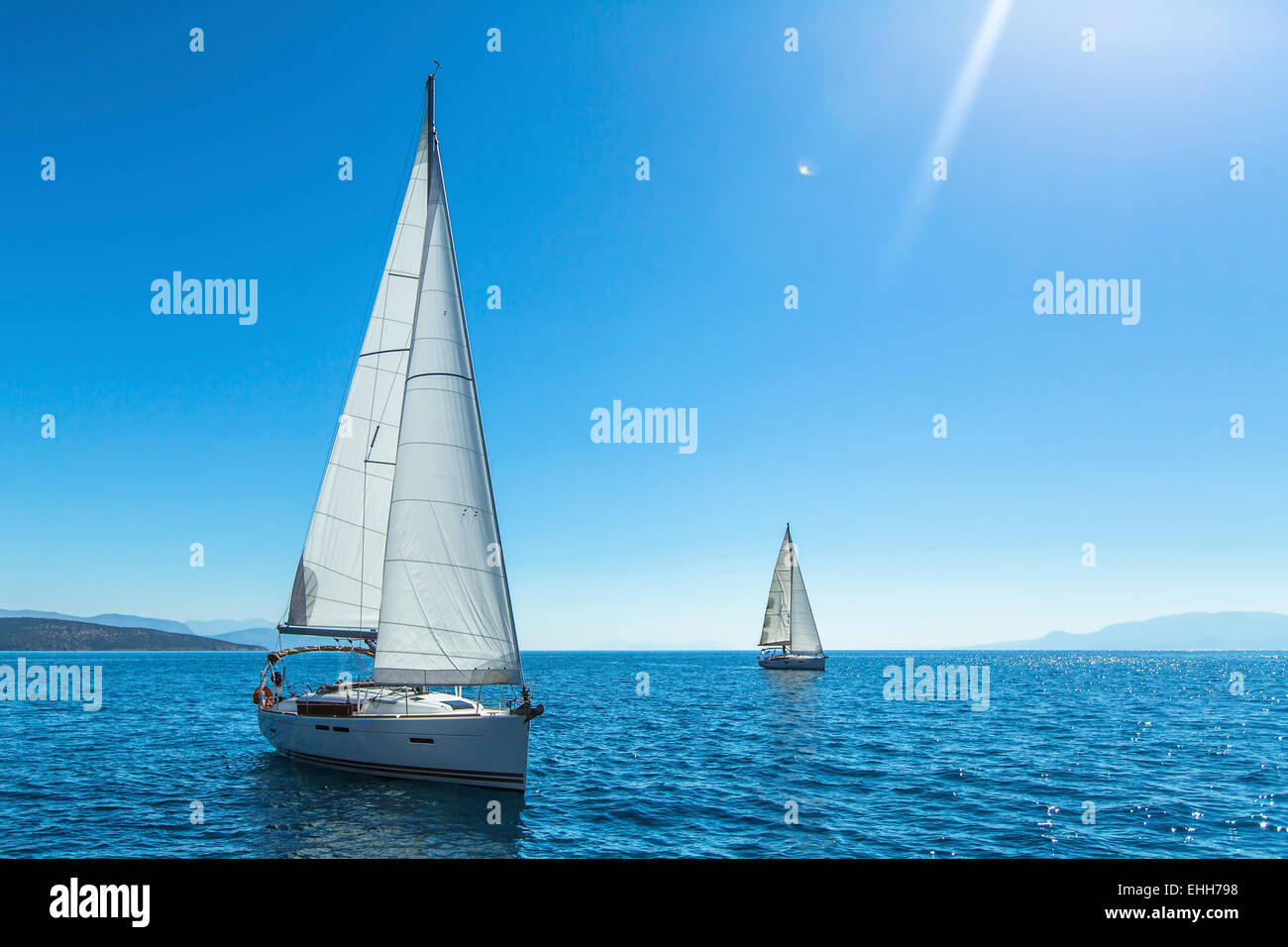 La voile. Yachting. Le tourisme. Style de vie de luxe. Yachts bateau à voiles blanches dans la mer ouverte. Banque D'Images