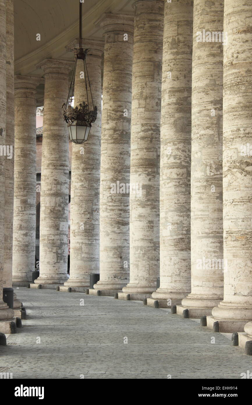 Colonnade de la Basilique Saint Pierre à Rome Banque D'Images
