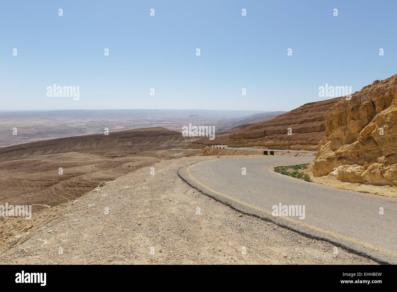 Route dans le désert du Néguev, Israël Banque D'Images