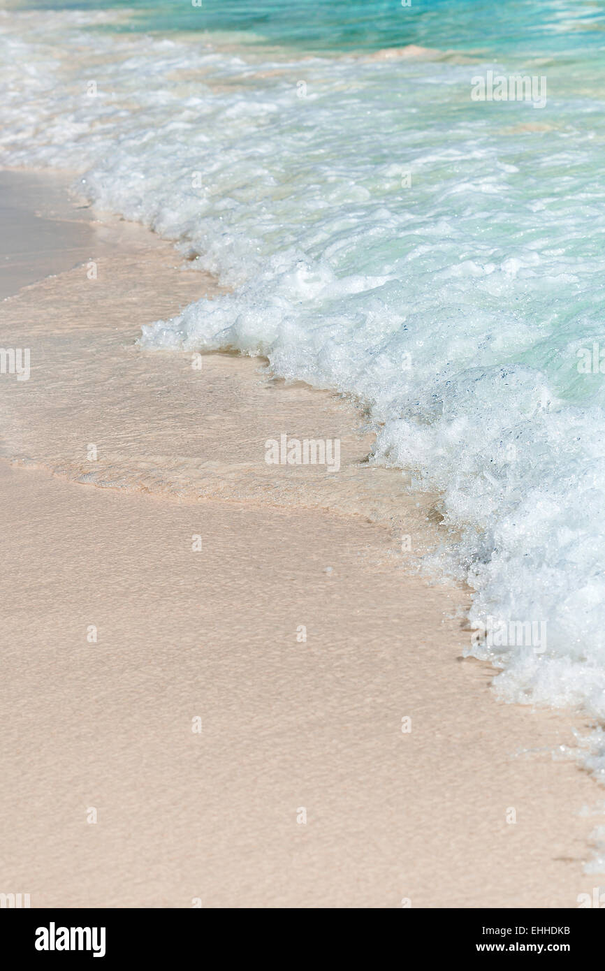 Les vagues de la mer avec de la mousse sur une plage de sable blanc. Fond copyspace libre Banque D'Images Les vagues de la mer avec de la mousse sur une plage de sable blanc. Fond copyspace libre Banque D'Images