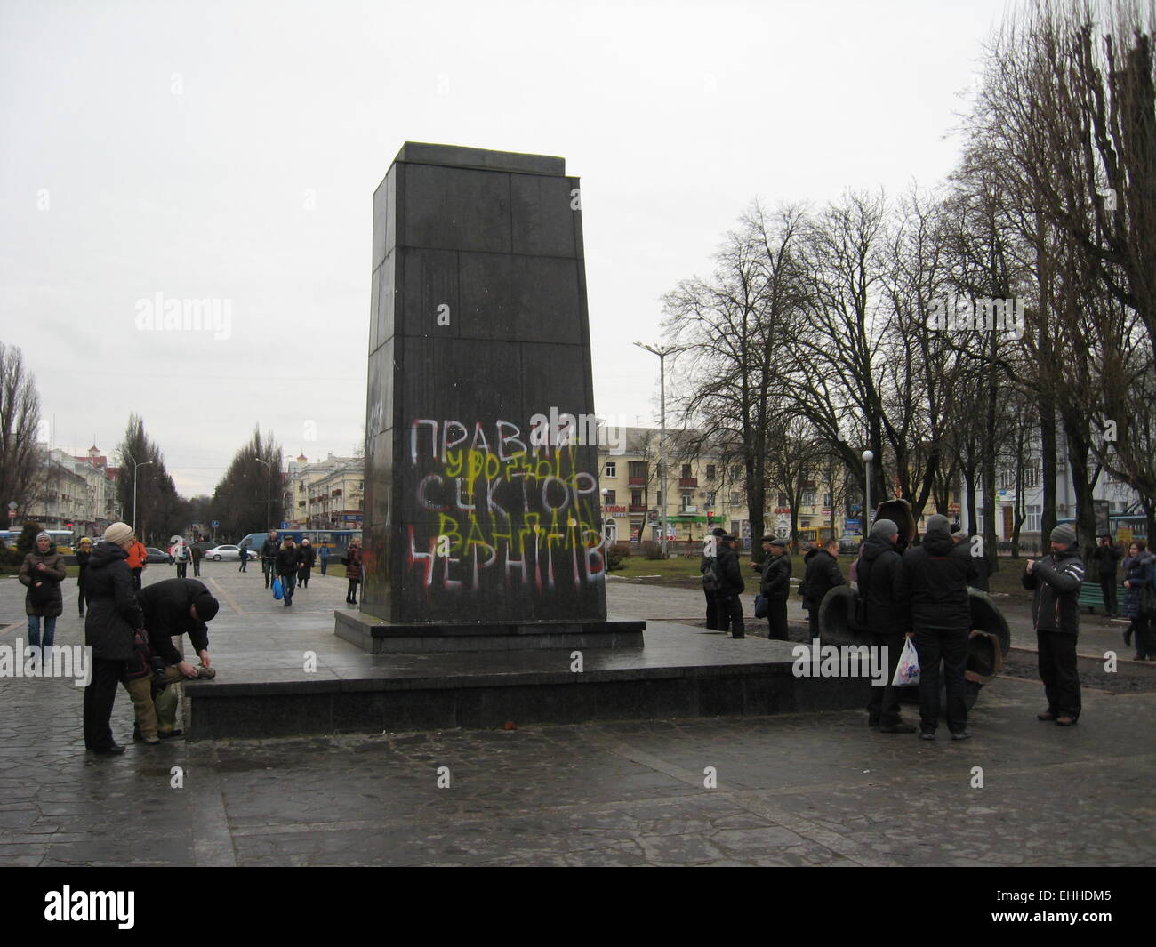 Jeté grand monument en bronze de Lénine le chef du prolétariat mondial à Chernihiv Banque D'Images