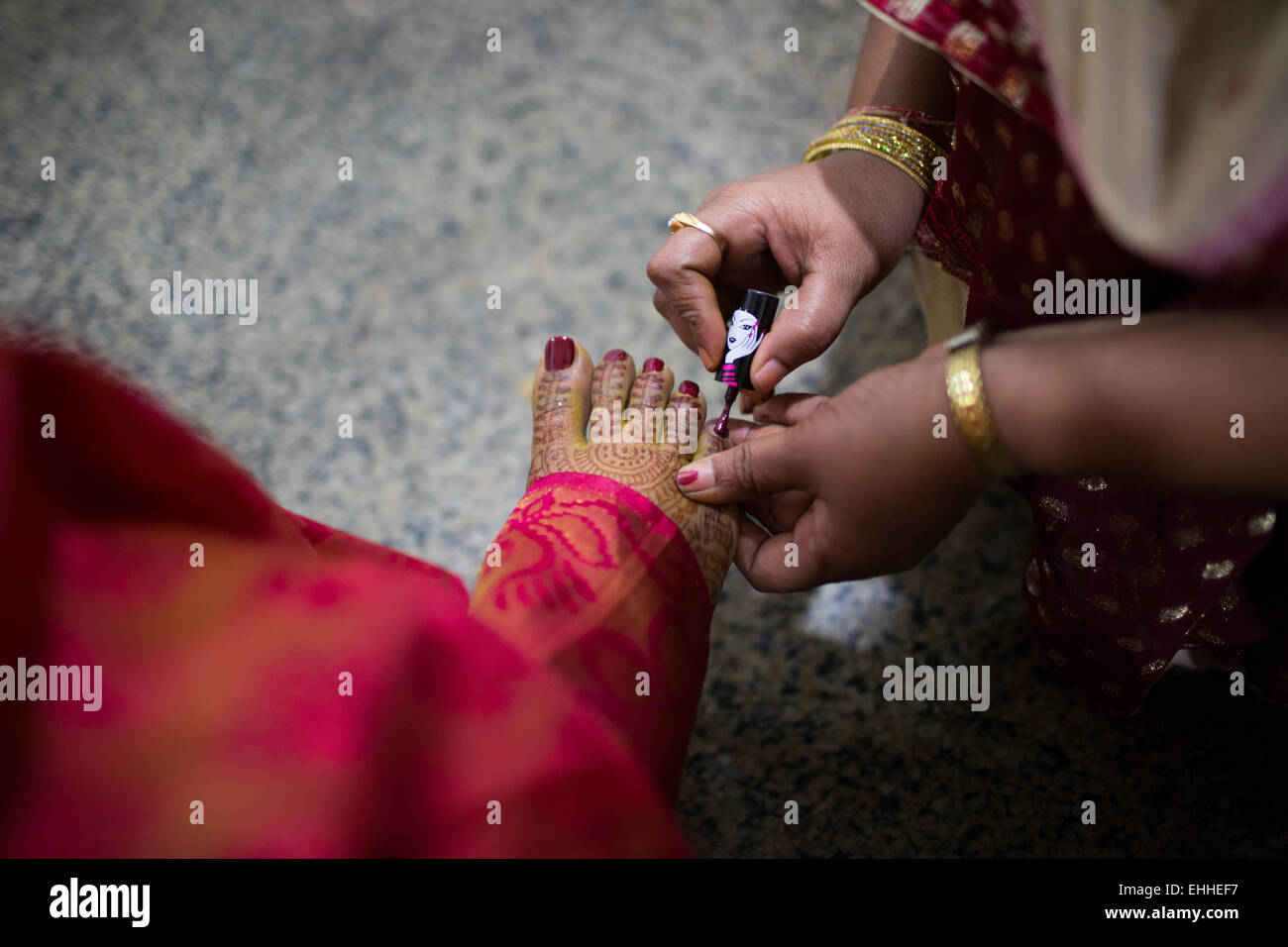 L'application de vernis à ongles de pied mariée indienne Banque D'Images